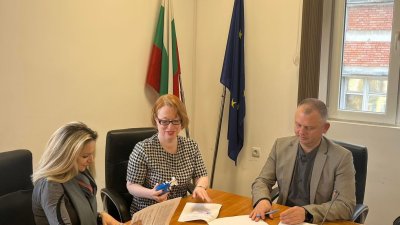 От страна на ИАРА договорът бе подписан от изпълнителният директор д-р Ваня Стаматова. Снимка КНСБ
