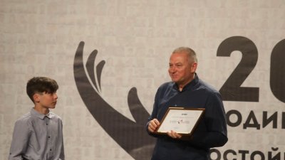 Писателят Георги Господинов връчи отличието на бургаския ученик Никола Байкушев. Снимки 24 часа