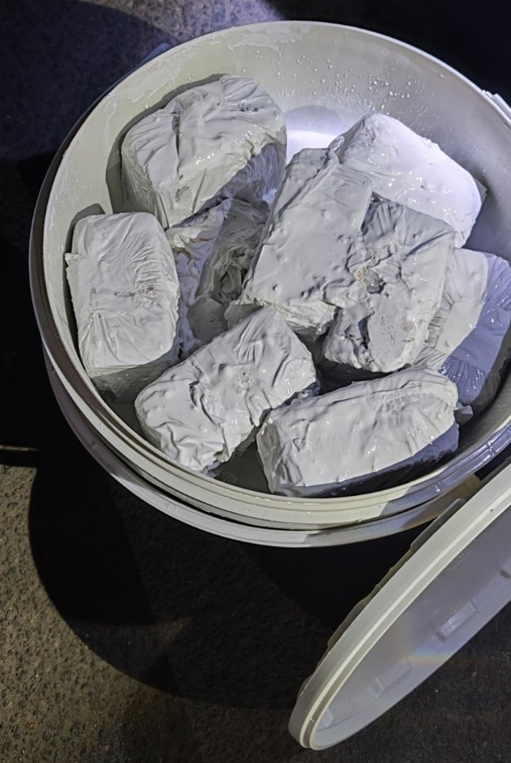Точното тегло на наркотиците е 28. 519 кг. Те са били разпределени в 28 пакета. Снимка Окръжна прокуратура Бургас