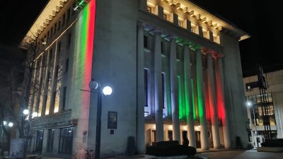Сградата свети с цветовете на флага. Снимка Черноморие-бг