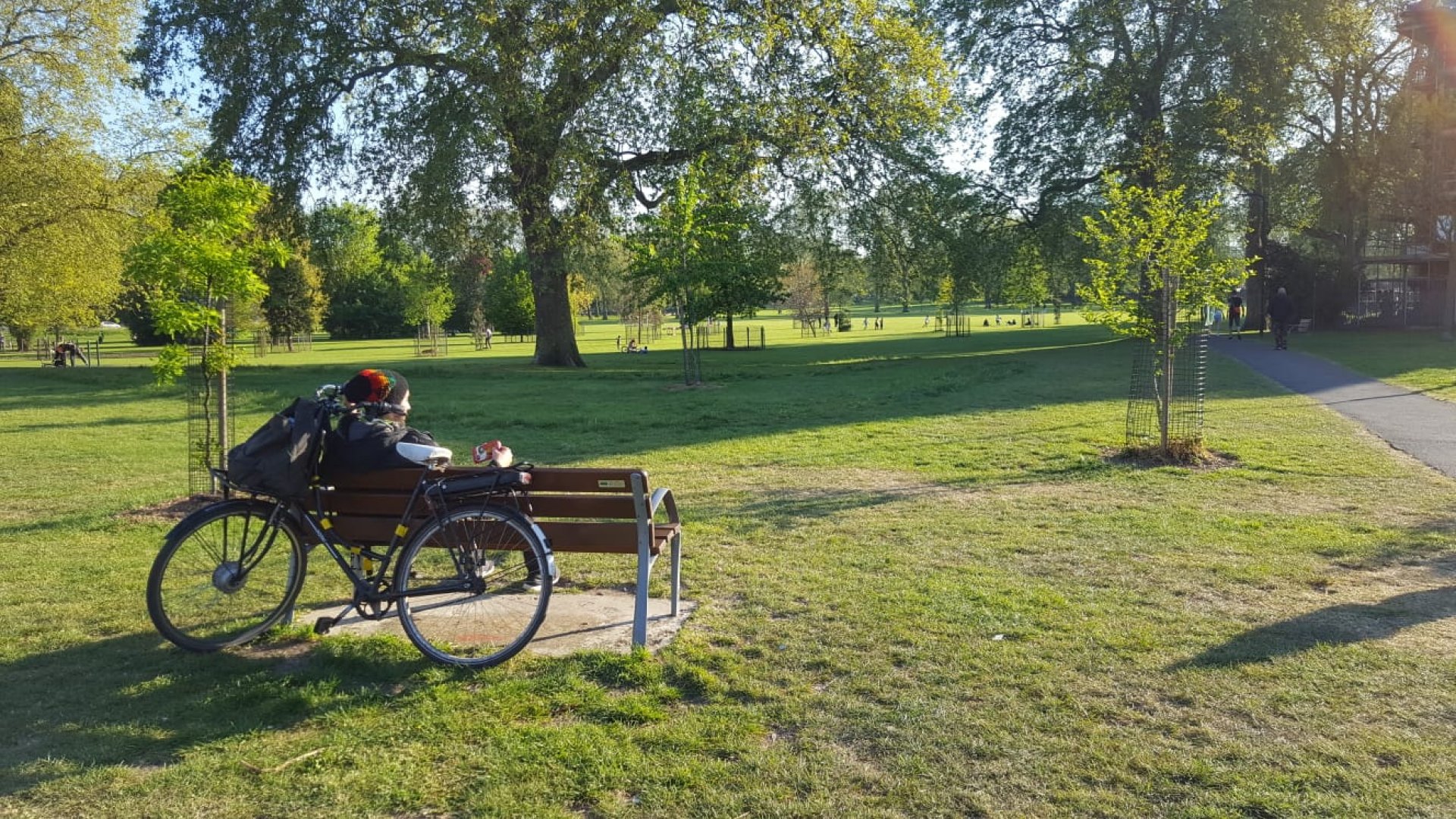 Парковете във Великобритания са отворени, но не е препоръчително да се сяда. Снимки Христо Петров