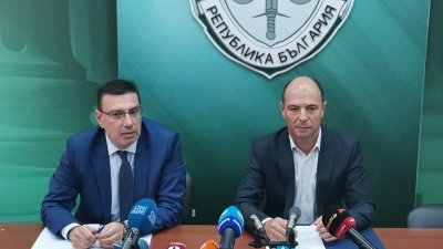 Окръжният прокурор Георги Чинев (вляво) и старши комисар Калоян Калоянов дадоха съвместен брифинг във връзка с производствата за купуване на гласове