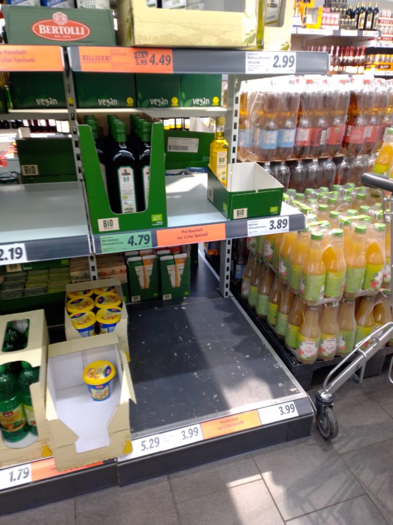 Рафтовете в магазините в Берлин са празни, а е разрешено да се купуват до 3 бутилки олио от клиент. Снимки Виктория Димитрова