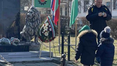 Най-малките жители на Средец поставиха венец пред паметника в центъра на града