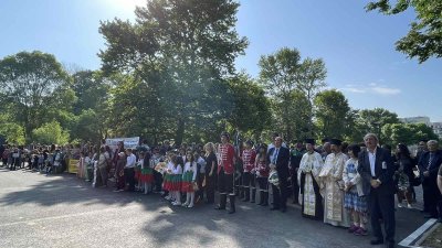 Десетки деца, ученици, представители на Общината и жители на Средец се включиха в шествието