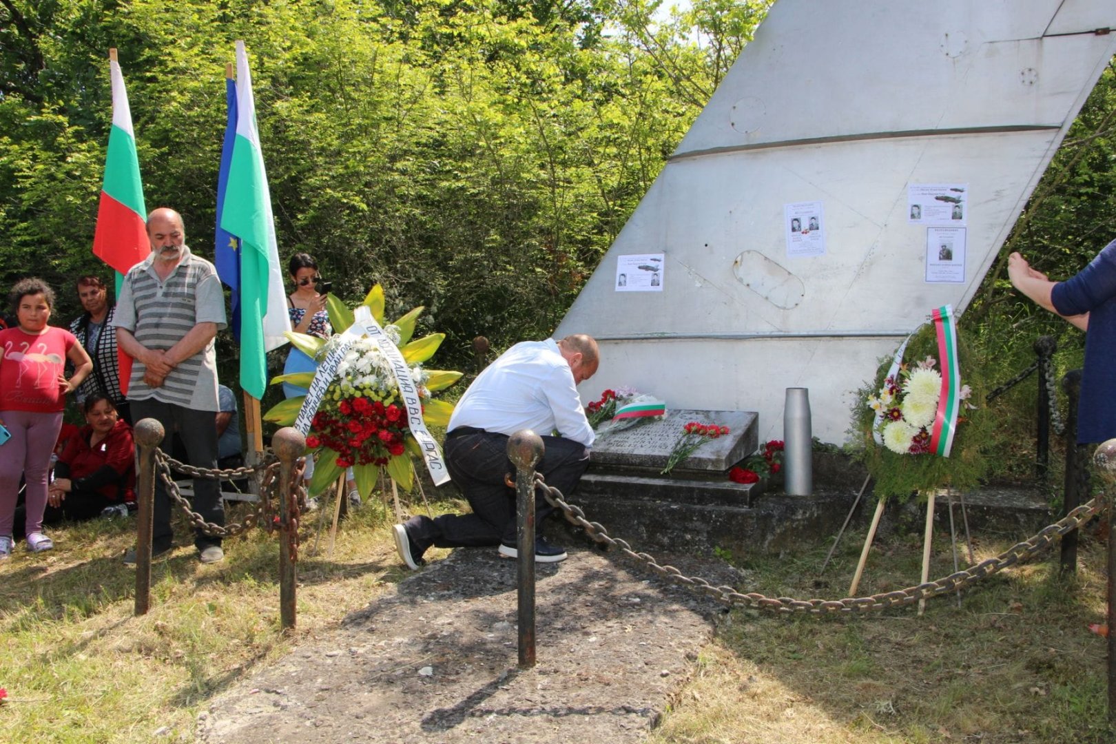 Кметът на Община Средец Иван Жабов се поклони пред паметника на пилотите. Снимки Община Средец