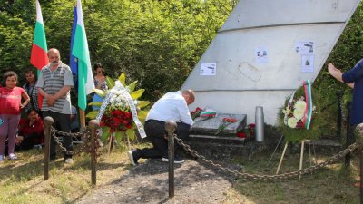 Кметът на Община Средец Иван Жабов се поклони пред паметника на пилотите. Снимки Община Средец