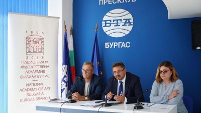 Договорът бе подписан от ректора на НХА проф. Георги Янков (вляво) и шефа на БТА Кирил Вълчев
