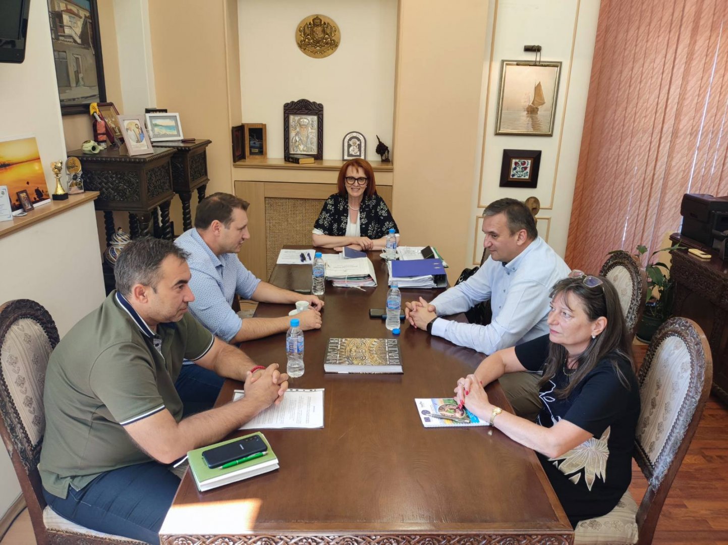 Срещата е по инициатива на областния управител Мария Нейкова (в средата). Снимка Областна управа