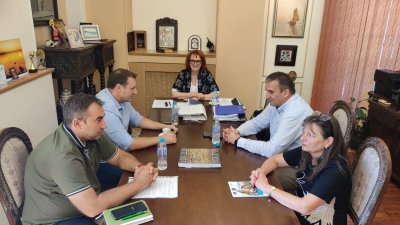 Срещата е по инициатива на областния управител Мария Нейкова (в средата). Снимка Областна управа