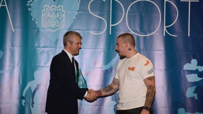 Кметът на Варна Благомир Коцев (вляво) връчи отличията на наградените спортисти. Снимки Община Варна