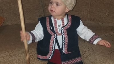 Георги от Баня позира за снимка облечен в народна носия
