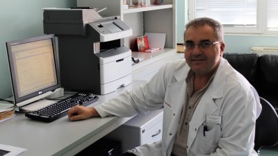 Доц. Велинов ръководи лабораторията в бургаската болница