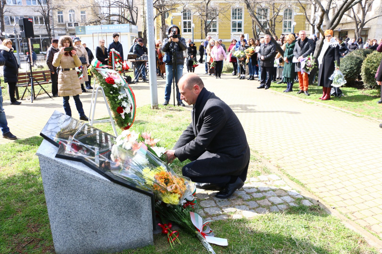 Старши комисар Калоян Калоянов постави цветя на паметната плоча по време на церемонията. Снимки център Алеф