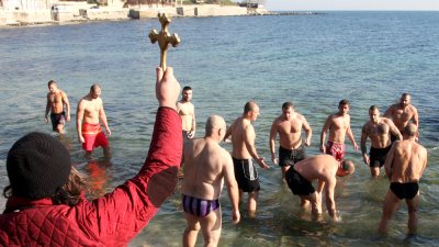 27 смелчаци скочиха за кръста в морето в Несебър. Снимки Пресцентър Община Несебър