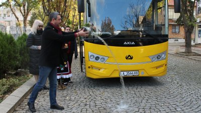 Новият автобус вече ще се ползва за нуждите на училището в Царево. Снимки Община Царево