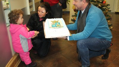 Кметът на Царево Георги Лапчев даде тортата на двегодишната Милена. Снимки Община Царево