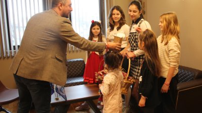Децата от работилничка Чекръче подариха на кмета Георги Лапчев и на служителите в администрацията ръчно изработени мартенички. Снимки Община Царево