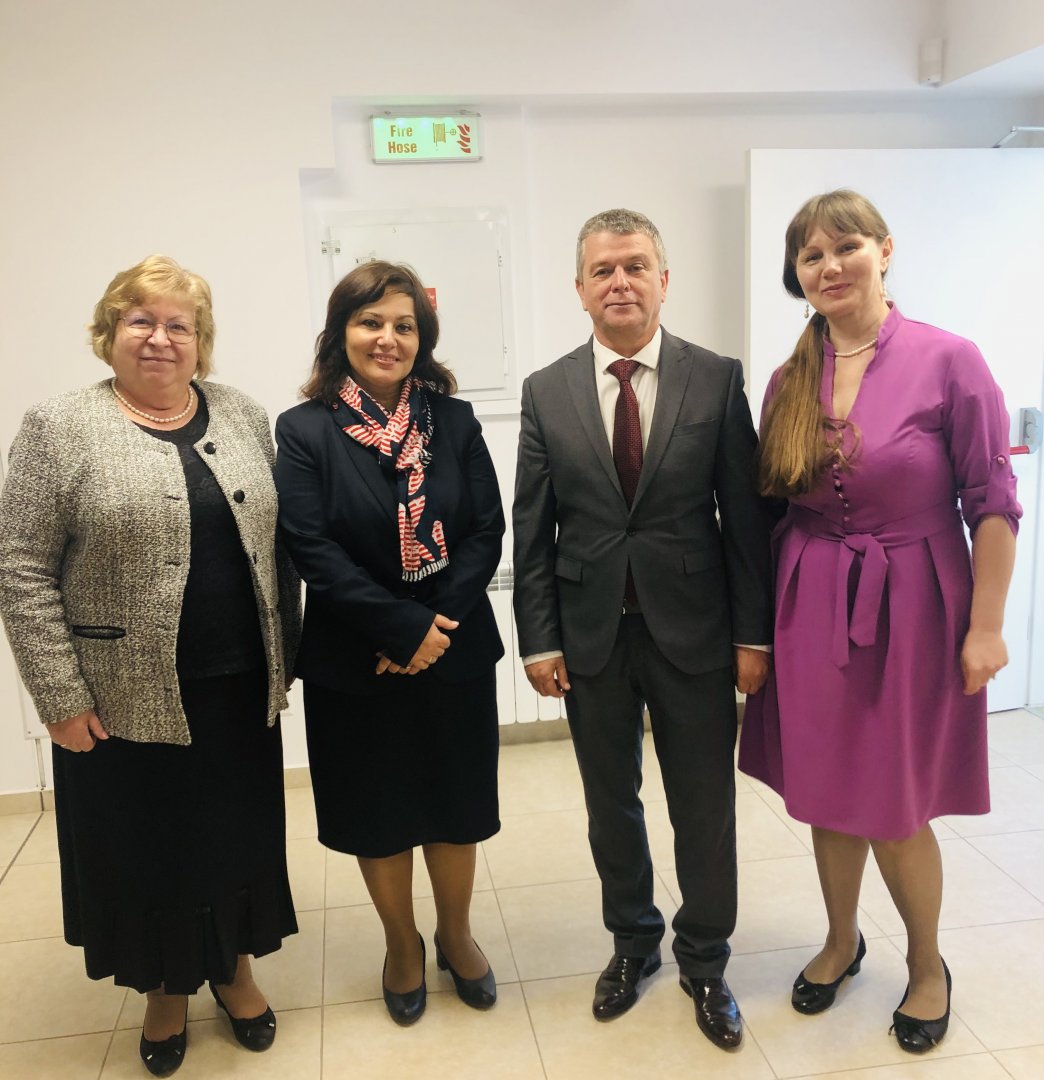Здравният министър проф. Сербезова (втората отляво надясно) бе посрещната от ректора на университета проф. Магдалена Миткова (вляво). Снимки Университет Проф. д-р Асен Златаров