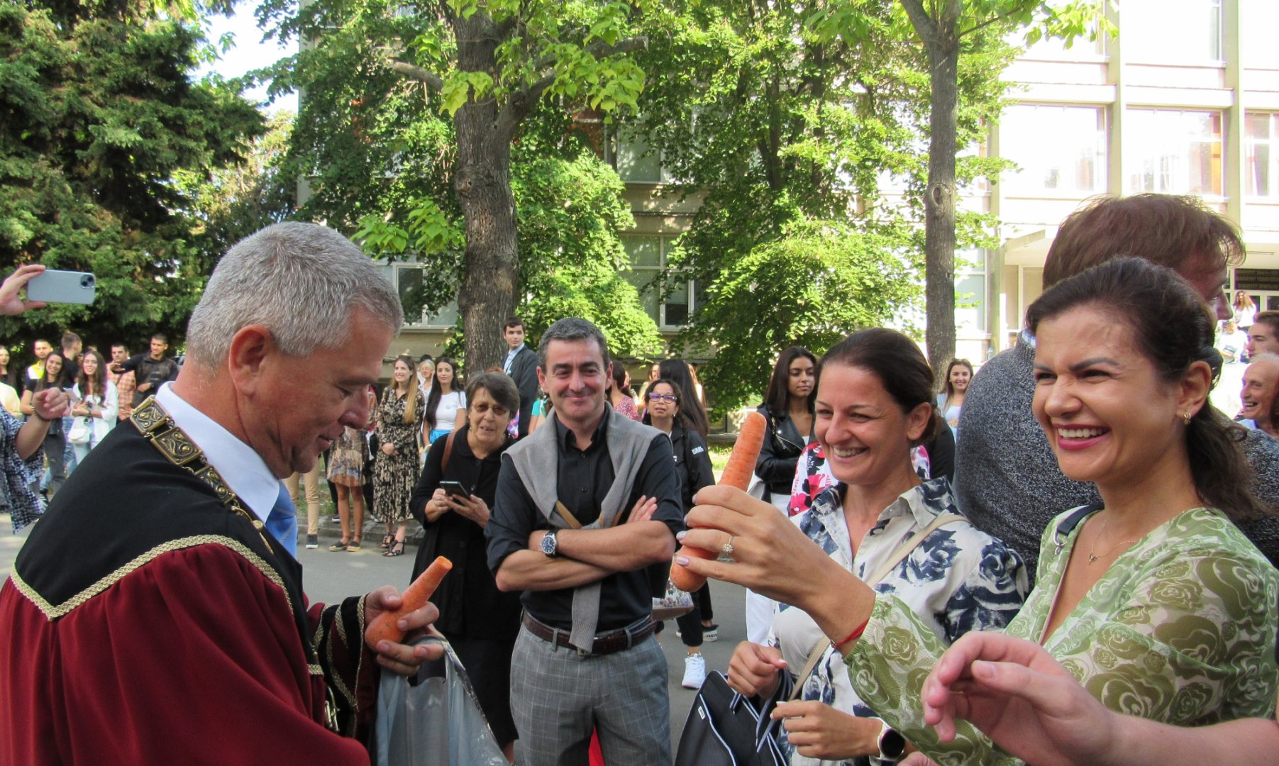 Проф. Христо Бозов раздаде моркови на първокурсниците. Снимки университет Проф. д-р Асен Златаров