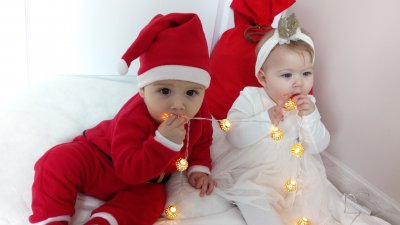 Аманда и Кристиян са облечени като Дядо Коледа и Снежанка