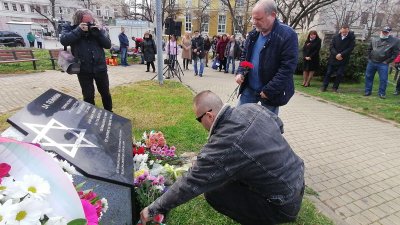 Бургазлии почетоха Деня на спасяването на българските евреи от Холокоста - 10-и март, като поднесоха цветя на паметната плоча в градинката до Часовника. Церемонията бе организирана от Центъра за еврейско-българско сътрудничество Алеф. Снимки Лина Главинова