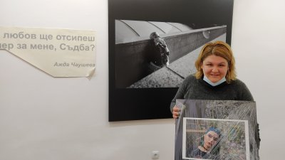 Павлина Иванова показва 11 снимки в първата си самостоятелна изложба. Снимки Авторът