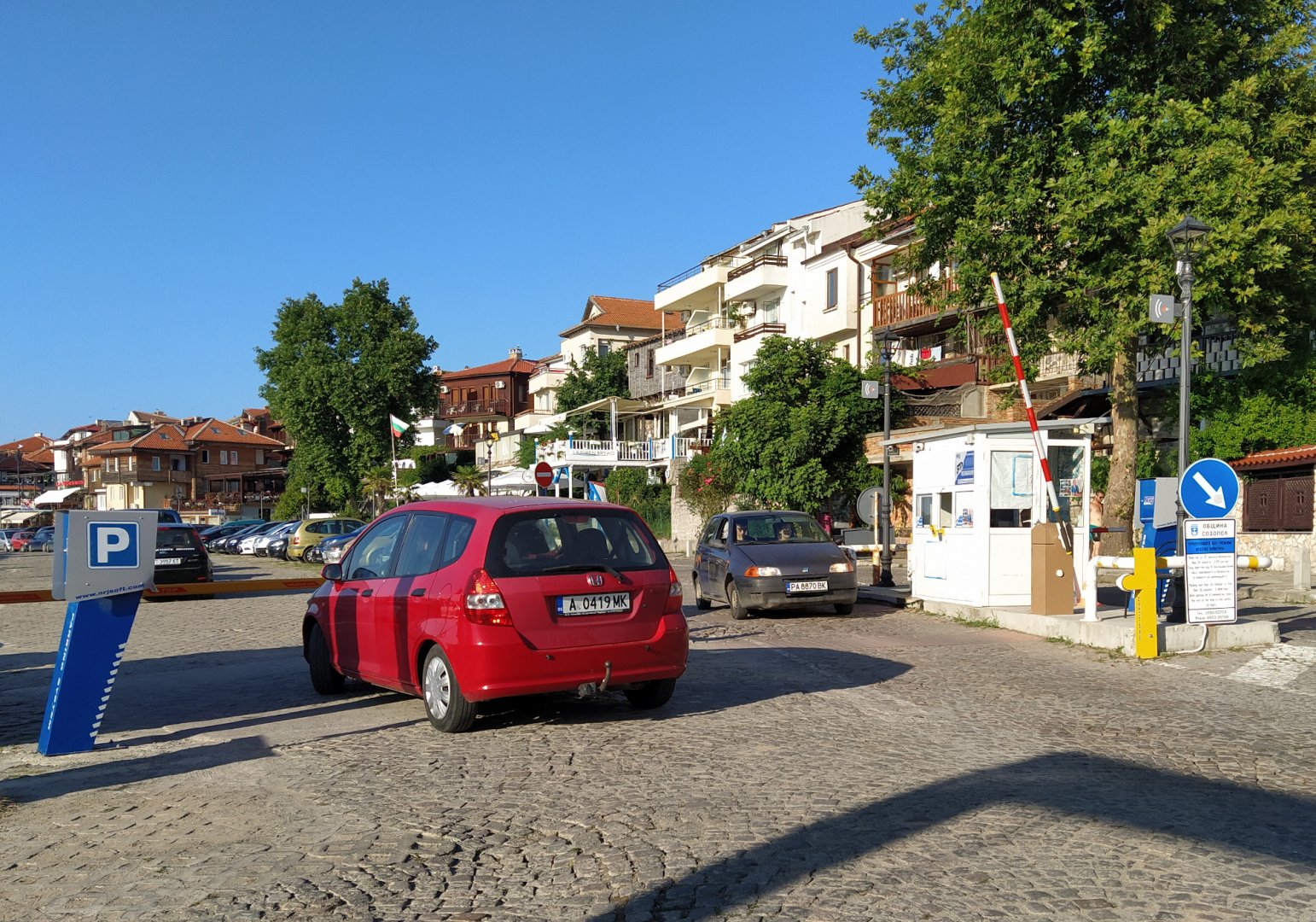 Общинският паркинг в Созопол работи 24 часа, но намирането на места е предизвикателство