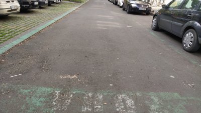 Зелената зона включва и местата за паркиране около блоковете в комплекс Лазур. Снимка Петя Добрева