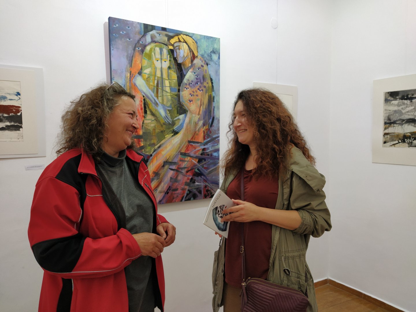 Весела Стаменова (вляво) откри първата си самостоятелна изложба в Бургас. Снимки Авторът