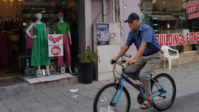 Движението на велосипеди и електрички по пешеходните улици и зони в Бругас е забранено. Снимки Петя Добрева