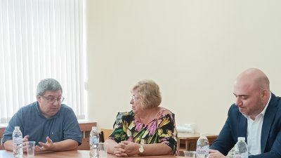 Министърът на туризма Илин Димитров (вдясно) посети университета и се срещна с ръководството и преподавателите. Снимки университет Проф. д-р Асен Златаров