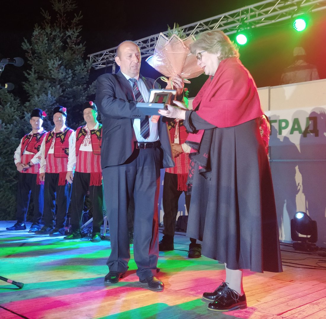 Кметът на Община Средец Иван Жабов връчи отличието на актрисата Мария Статулова