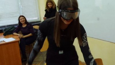 Учениците сложиха VR очила и попаднаха в друга реалност. Снимки ПГТ Проф. д-р Асен Златаров