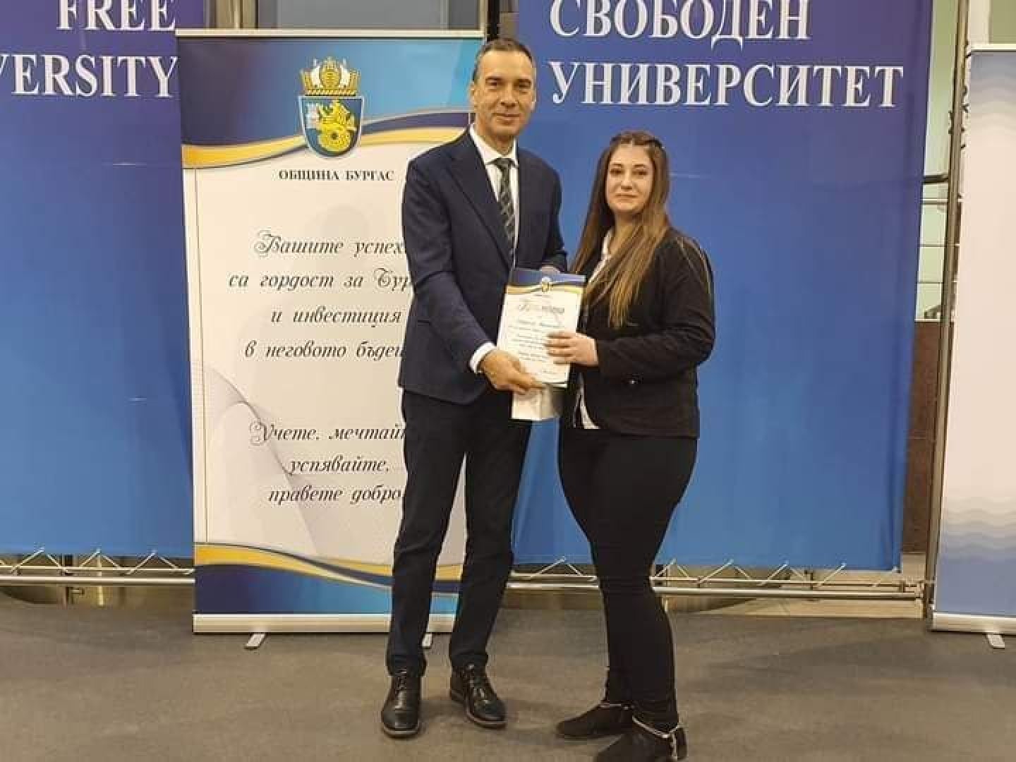 Кметът на Бургас Димитър Николов връчи отличията на учениците от гимназията. Снимки ПГТ Проф. д-р Асен Златаров