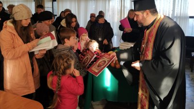 Свещеник Стелиян Кунев подари на децата албум по православна живопис. Снимки Авторът