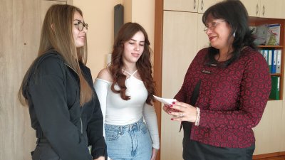 Ученички от IX а клас дадоха на директора на гимназията Фотинка Въргова покана за тяхното събитие