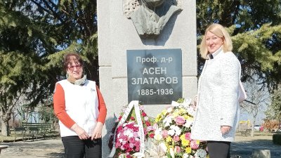 Бяха поставени венци и цветя пред паметника на проф. Асен Златаров в двора на университета