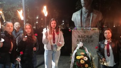Учениците от бургаската ПГТ се включиха във факелното шествие за Апостола. Снимки ПГТ