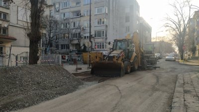 Ремонтните дейности в района на улица Шейново продължават. Снимка Архив Черноморие-бг