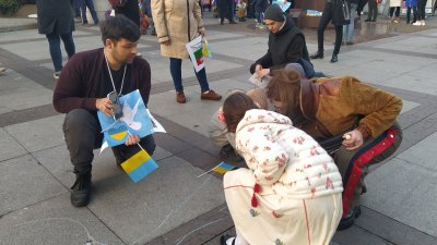Украинцета изрисуваха гълъб и го оцветиха в цветовете на знамето на своята родина - жълто и синьо. Снимки Авторът