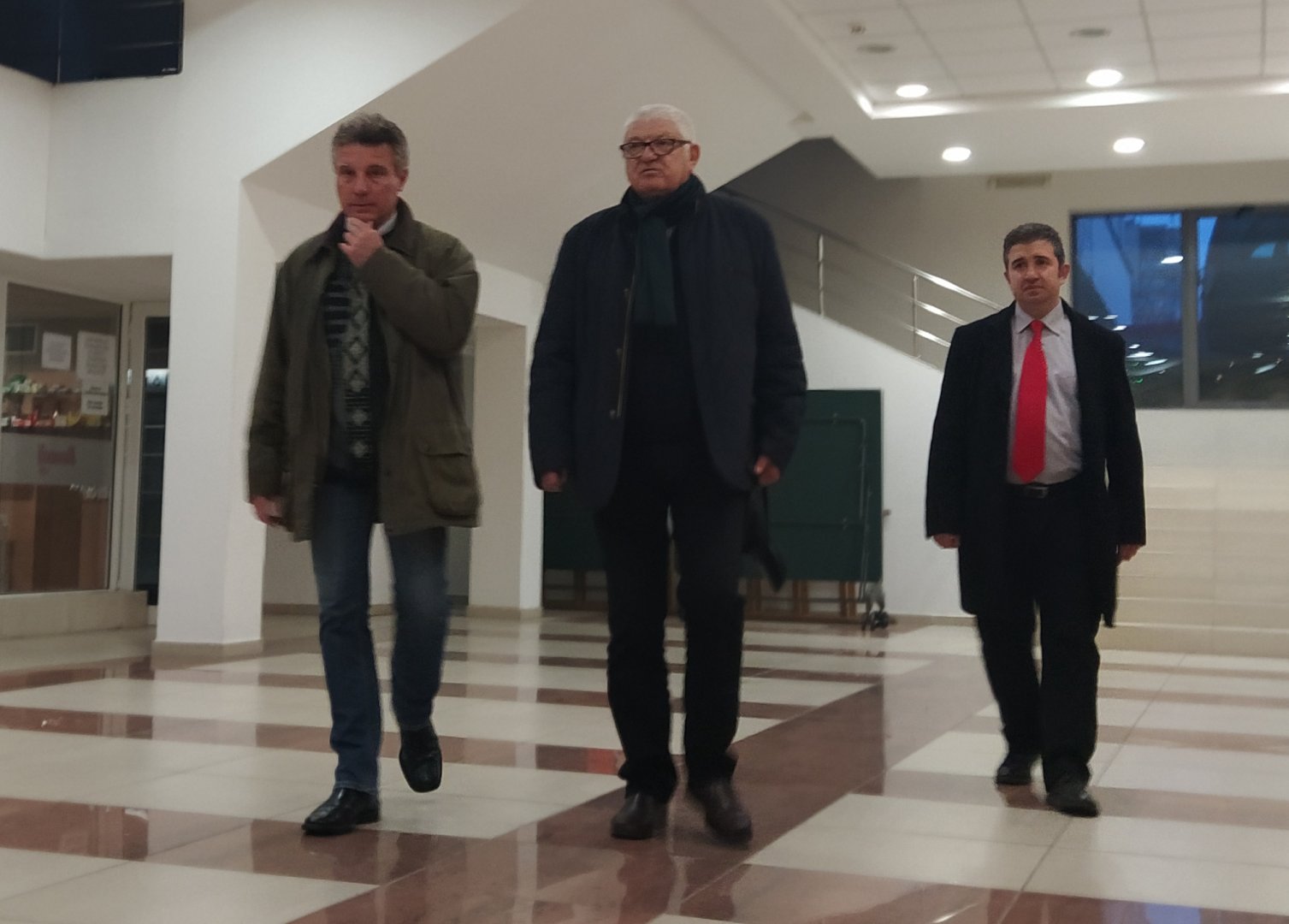 Проф. Иво Христов (вляво) гостува в Бургас по покана на водача на листата на БСП за България Петър Кънев (в средата). Снимки Авторът