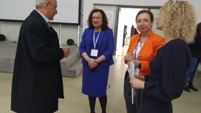 Ивелина Василева - член на борда на Мисията към ЕК за опазване на океана, моретата и водите (в средата) беше лектор на конференцията заедно със Зорница Русинова (до нея). Снимки Авторът