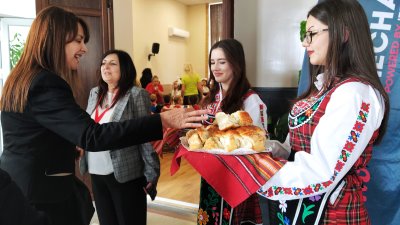 Гостите бяха посрещнати по стар български обичай с хляб и сол. Снимки Авторът