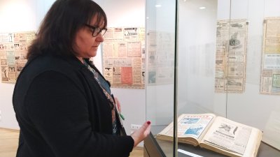 Данка Георгиева - директор на Архива в Бургас показва Златния алманах на България, включен в изложбата. Снимки Авторът