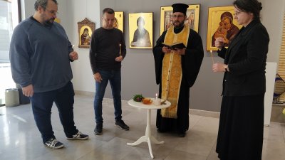 Отец Стелиян Кунев извърши водосвет в навечерието на откриването на изложбата. Снимки Авторът