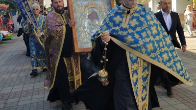 С шествие с чудотворната икона на света Богородица Достойно есть започна фестивала в Поморие. Снимки Авторът