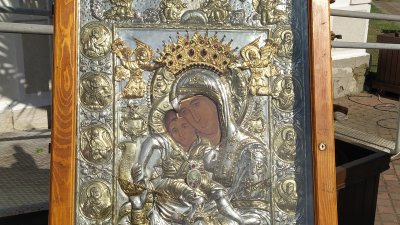 Иконата на света Богородица Достойно есть и днес е изложена за поклонение в поморийската църква. Снимка Архив Черноморие-бг