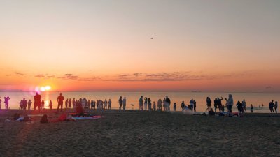 Десетки се събират на брега на морето, за да посрещна първото юлско утро. Снимка Архив Черноморие-бг