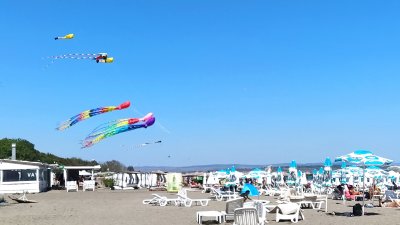 Цветните хвърчила са прекрепени към земята, за да те отлетят. Снимки Авторът